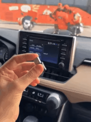Wireless Car Play Adapter - Al Deyar